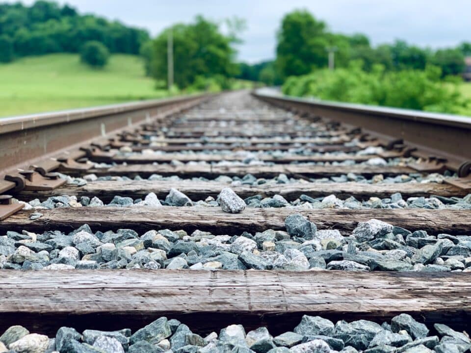 découvrez l'expérience unique du voyage en train : un moyen de transport écologique, confortable et pittoresque pour explorer des paysages magnifiques et accéder à des destinations variées.