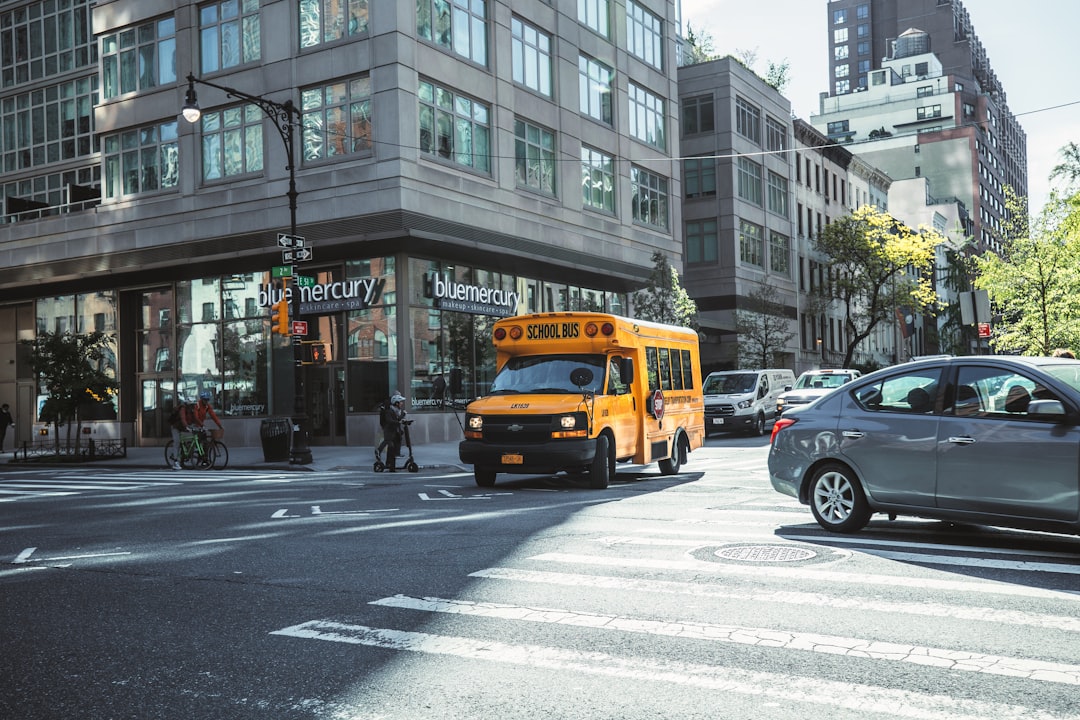 découvrez l'univers des bus scolaires : leur importance dans le transport des élèves, les normes de sécurité, et comment ils contribuent à un transport scolaire efficace et responsable.