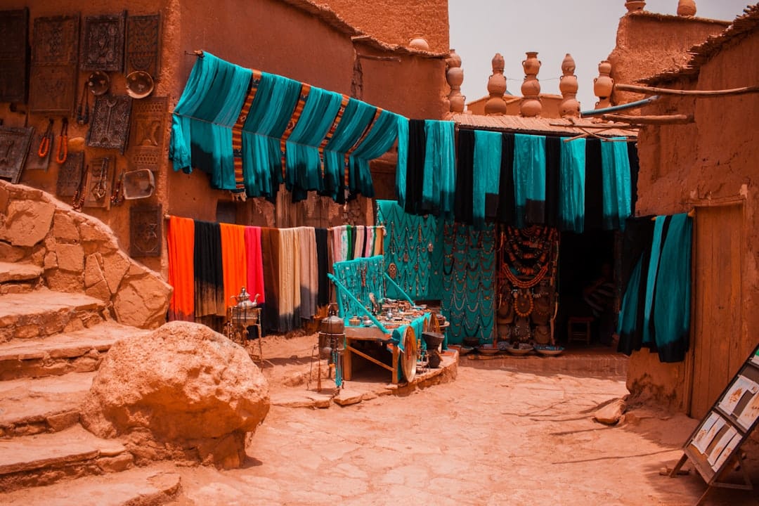 découvrez le maroc, un pays fascinant regorgeant de paysages diversifiés, de cultures riches et d'héritages historiques. explorez les souks animés, les montagnes majestueuses et les plages ensoleillées, tout en savourant une cuisine délicieuse qui célèbre les saveurs du monde.