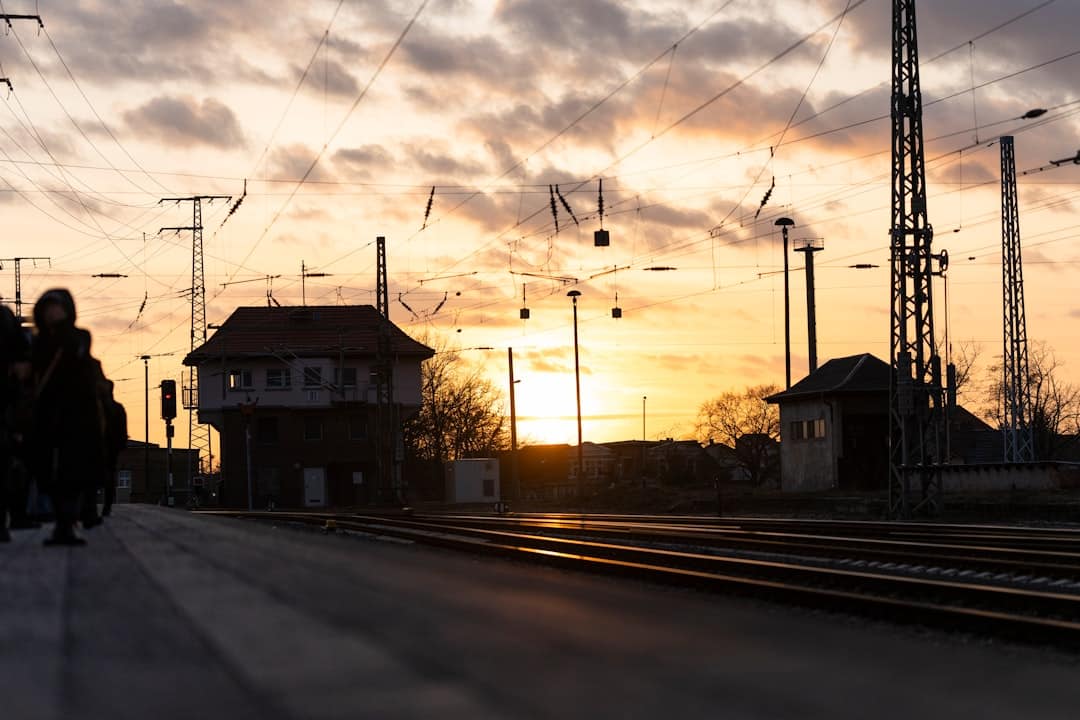 découvrez le voyage en train comme une expérience inoubliable. explorez des paysages pittoresques, profitez du confort à bord et laissez-vous emporter par l'aventure. le train, un moyen de transport idéal pour des excursions relaxantes et mémorables.